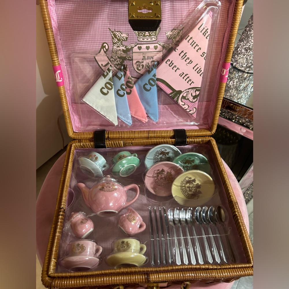 NWT JUICY COUTURE TEA PARTY SET FOR 4 IN WICKER BASKET VERY RARE SEE DETAILS